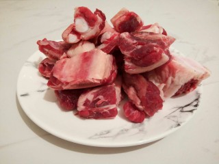 1、牛排萝卜滋补汤,牛排骨洗净后在清水中浸泡2小时，期间换水。