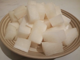 4、牛排萝卜滋补汤,切小块，便于入味，