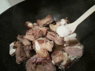 7、牛排萝卜滋补汤,盐2勺（口味轻的，可以少加一点）