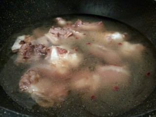 9、牛排萝卜滋补汤,加水，滴几滴醋，可以使营养物质全部熬出来，而且更容易吸收，大火煮开，