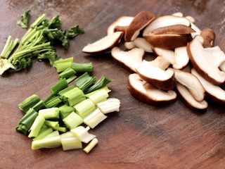 2、鲍鱼对虾香菇菠菜面,香菇去蒂洗净后切薄片，蒜苗和香菜摘洗干净后切段。