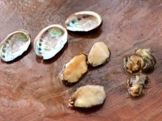 3、鲍鱼对虾香菇菠菜面,把鲍鱼肉用刀扣出来，去掉鲍鱼的黑色内脏。