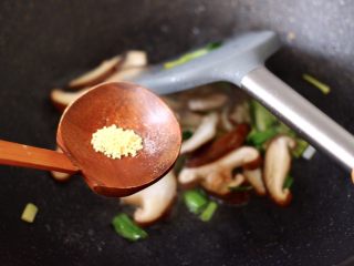 11、鲍鱼对虾香菇菠菜面,再加入鸡精增加口感。