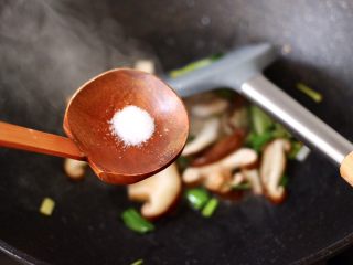 10、鲍鱼对虾香菇菠菜面,这个时候加入剩下的1克盐调味。