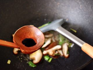 12、鲍鱼对虾香菇菠菜面,最后加入生抽调味调色。