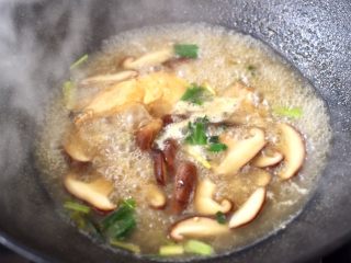 14、鲍鱼对虾香菇菠菜面,大火煮沸后，继续煮2分钟左右。