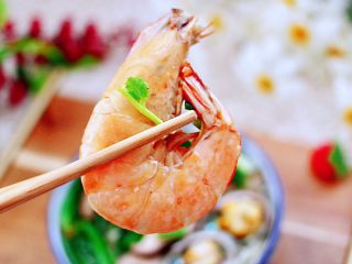 17、鲍鱼对虾香菇菠菜面,营养丰富又鲜美无比，一个人也要好好吃饭，也要有仪式感哟。