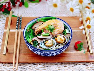 18、鲍鱼对虾香菇菠菜面,成品一