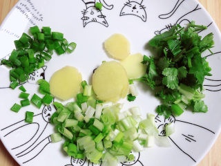 4、小鸡炖蘑菇粉条,配菜切碎待用。