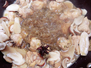 16、小鸡炖蘑菇粉条,大约七分钟后，汤汁减少了，被吸入宽粉中，宽粉已熟。