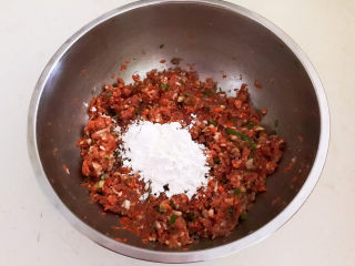 15、糖醋肉丸,加入精盐，玉米淀粉