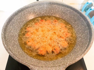 21、糖醋肉丸,油烧热后加入肉丸