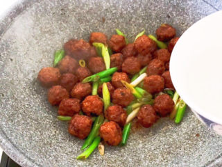 31、糖醋肉丸,加入水淀粉