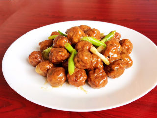 33、糖醋肉丸,糖醋肉丸酸甜适口，外焦内软，不油腻，做了一大盘还没等到开饭就被消灭了，大受欢迎啊～