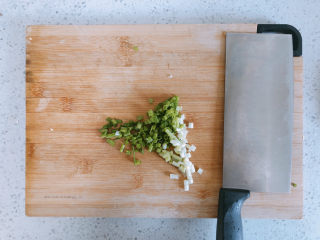 1、红烧鱼块,香葱切末备用。