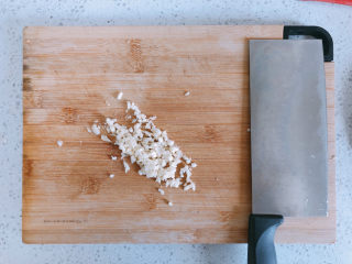 2、红烧鱼块,蒜头切末备用。