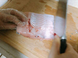 5、红烧鱼块,刮去表面黑色的东西。