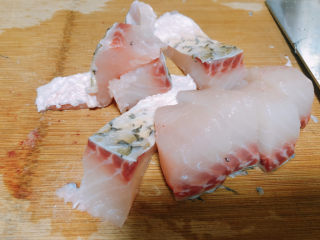 6、红烧鱼块,切成鱼块。