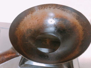 8、红烧鱼块,锅内热油。