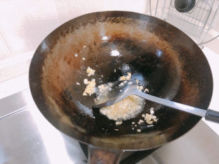 12、红烧鱼块,锅内热油,放入蒜末和姜末爆香。