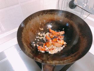 13、红烧鱼块,放入鱼块。