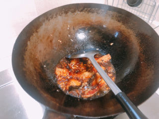 14、红烧鱼块,加入料酒,生抽,老抽,清水,适量盐,收汁。