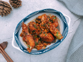 15、红烧鱼块,撒上葱花,起锅了。