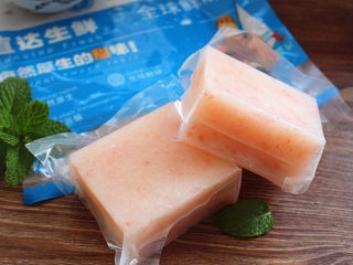 1、南极磷虾仁鲜肉马蹄卷,南极磷虾肉提前从冰箱冷藏室取出，自然化冻