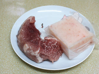 2、南极磷虾仁鲜肉马蹄卷,其它食材也准备妥当，面皮直接在市场买现成的，有时间的话，自己擀面皮，将面皮切大块一些，可以包入更多馅料，虾卷个头就更大，吃三两个就饱了