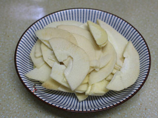 3、南极磷虾仁鲜肉马蹄卷,竹笋去皮洗净切片