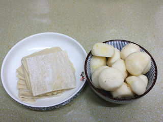 4、南极磷虾仁鲜肉马蹄卷,备好馄饨皮