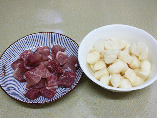 5、南极磷虾仁鲜肉马蹄卷,因为要用搅拌机搅碎馅料，大块肉机子搅不动。将瘦肉洗净切成小块、马蹄洗净后对半切开