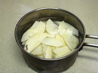 6、南极磷虾仁鲜肉马蹄卷,竹笋洗净后放入锅中，免盖焯熟后捞起，用自来水冲洗干净，去除涩味