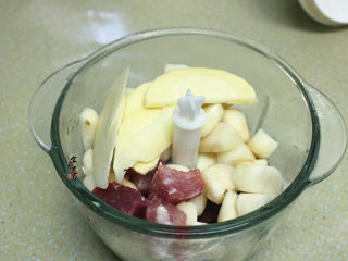 7、南极磷虾仁鲜肉马蹄卷,把瘦肉、竹笋、马蹄放入搅拌机内，搅成肉碎