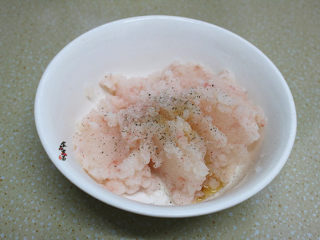 8、南极磷虾仁鲜肉马蹄卷,解冻后的南极磷虾肉切碎、调入少许料酒、盐、黑胡椒碎、香油拌匀腌制片刻