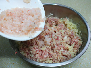9、南极磷虾仁鲜肉马蹄卷,一起倒入搅碎好的肉馅中，调入部分盐、香油、鸡粉、淀粉、充分搅拌均匀，这一盆馅料，用了不到3分之一，剩下的可以包饺子，做馅饼或做炸酱面配料均可
