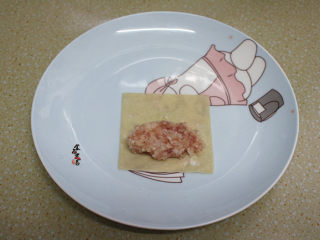 10、南极磷虾仁鲜肉马蹄卷,馄饨皮摊开，放入调好的馅料