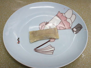 11、南极磷虾仁鲜肉马蹄卷,将面皮两边包起，中间接口处用点清水粘合，两头涂抹一点水，捏紧