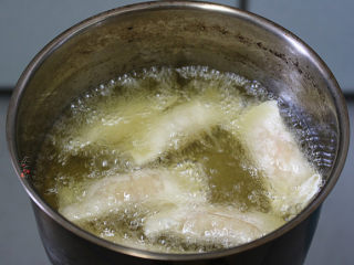 13、南极磷虾仁鲜肉马蹄卷,锅里倒入食用油，烧至高温冒泡泡，将虾仁卷放入锅中，中小火炸至浮出油面，炸到两面焦黄色时，调大火力，再快速炸片刻，然后快速捞起，放凉片刻即可食用。出锅前大火炸一会，目的是让虾仁卷的油脂逼出来，吃起来更干爽