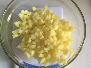 1、玫瑰红糖,姜去皮洗净，切成小丁。放入料理机中，加入清水，打成姜汁