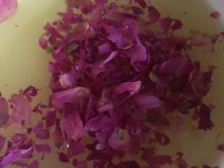 3、玫瑰红糖,姜汁倒入煮锅中，把玫瑰花瓣剥开，撒到锅中，加入白糖，红糖，桂花