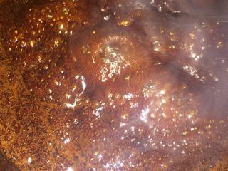 5、玫瑰红糖,煮到红糖水略微粘稠了，关火