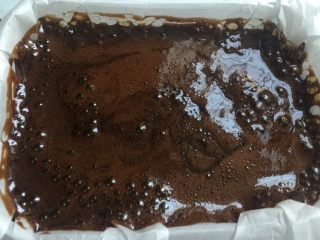 6、玫瑰红糖,取一个容器，垫上油纸，倒入煮好的红糖