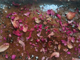 7、玫瑰红糖,表面再撒一点玫瑰花瓣。晾凉备用