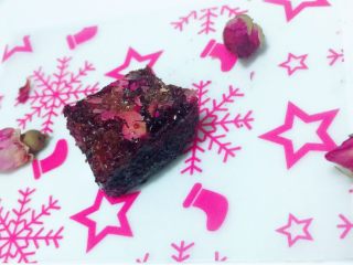 8、玫瑰红糖,几个小时后，表面都干硬了，拿刀切成正方形的小块。剩下一次用不完的可用糖纸包好放冰箱冷藏