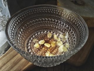 2、清热养颜的 皂角米银耳雪梨汤,皂角米洗净