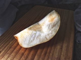 8、清热养颜的 皂角米银耳雪梨汤,切开去掉核