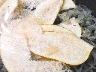 13、清热养颜的 皂角米银耳雪梨汤,放入梨片