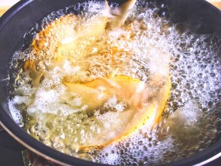 15、清热养颜的 皂角米银耳雪梨汤,小火熬40分钟即可