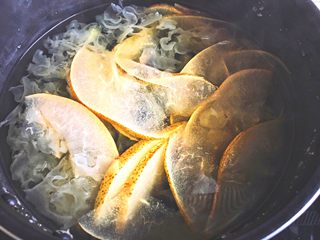 16、清热养颜的 皂角米银耳雪梨汤,熬好的梨汤可以看到梨片变的微微透明了